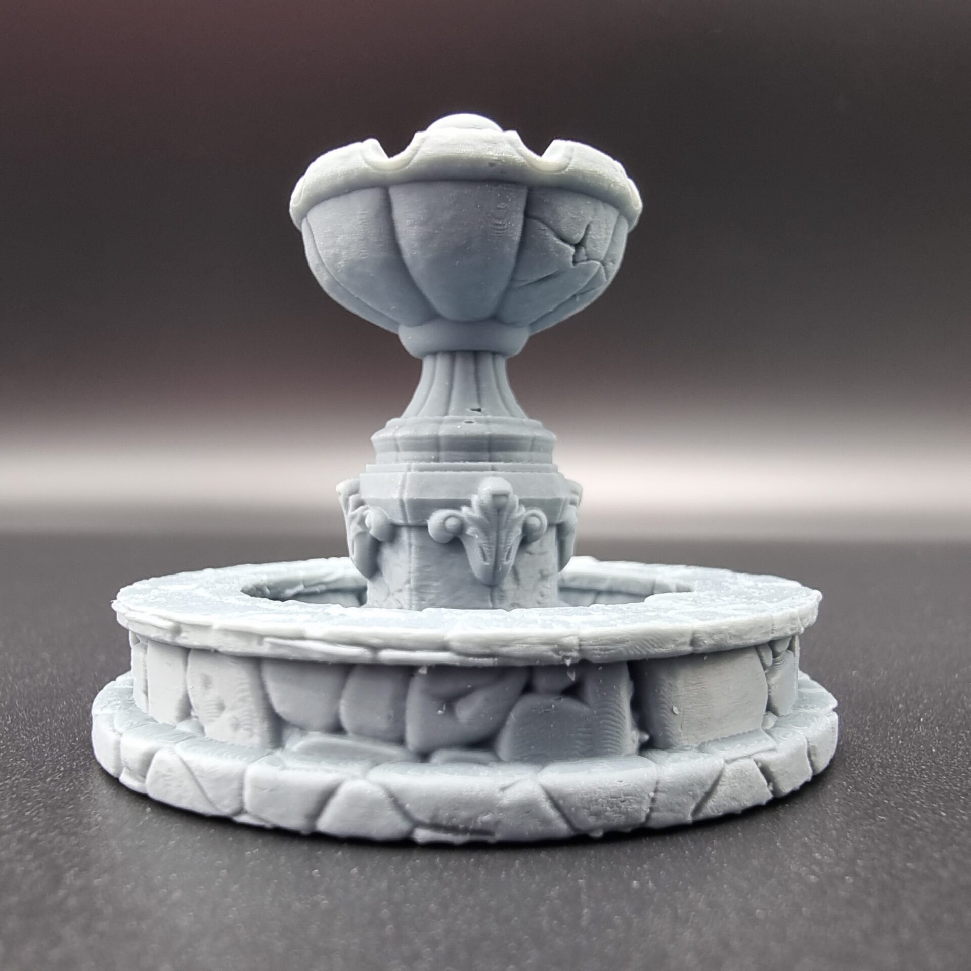 3D resinový výtisk staré kašny s vodotriskem v šedé barvy