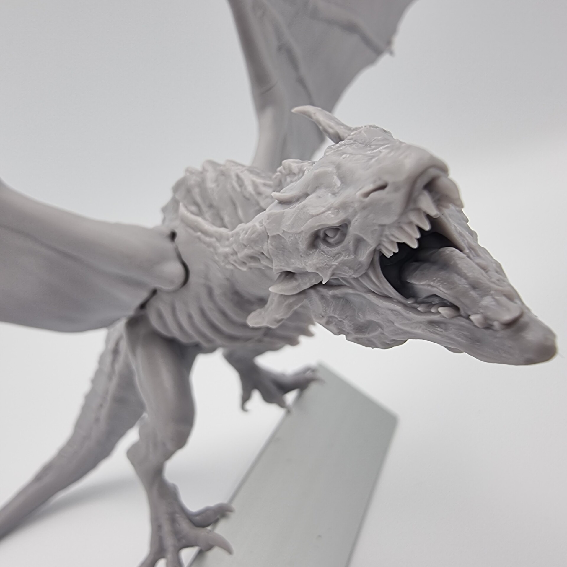3D vytisknutý drak z resinu v šedé barvě