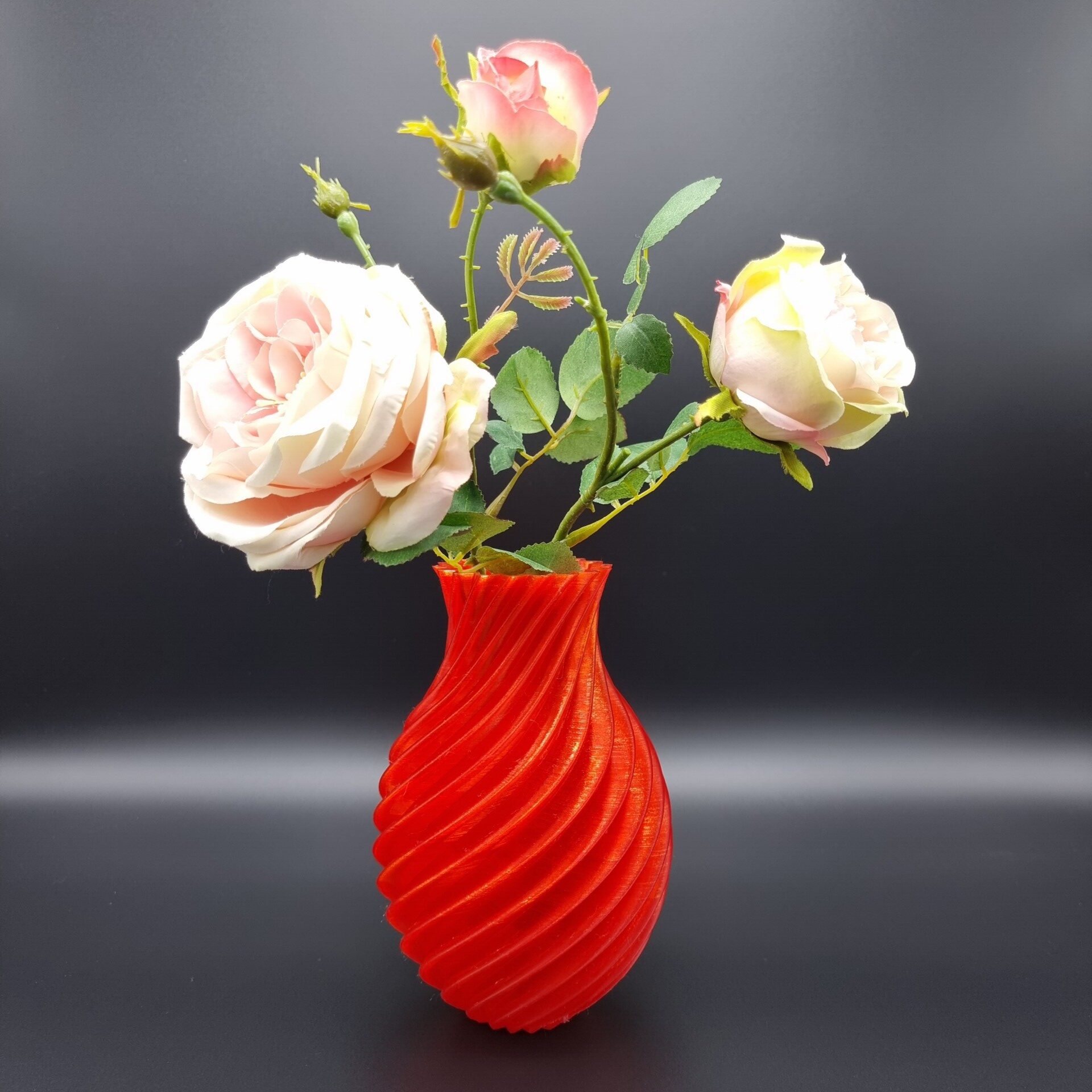 3D vytištěná váza spirálovitého tvaru v červené barvě