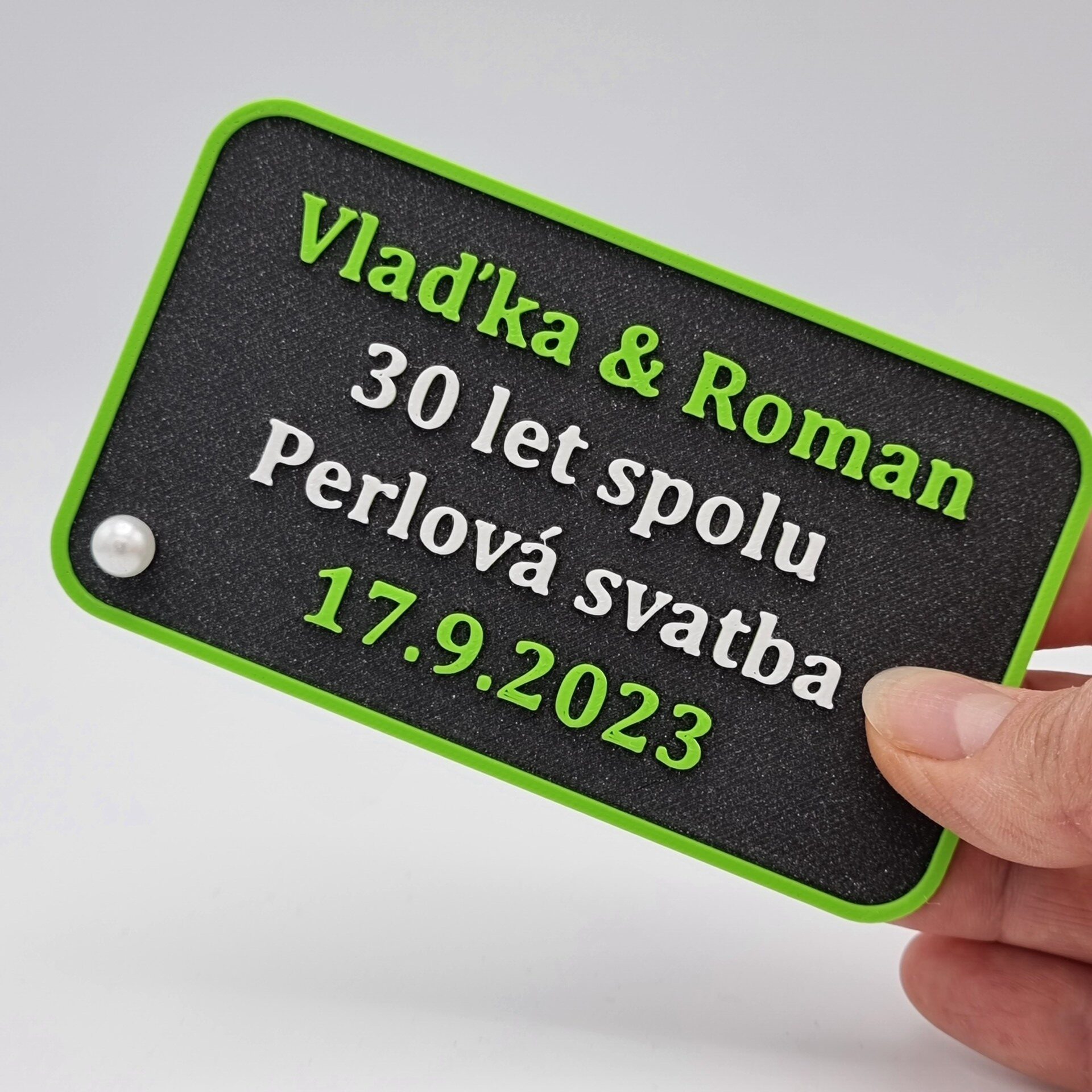 Detailní záběr na plaketu z perlové stavby