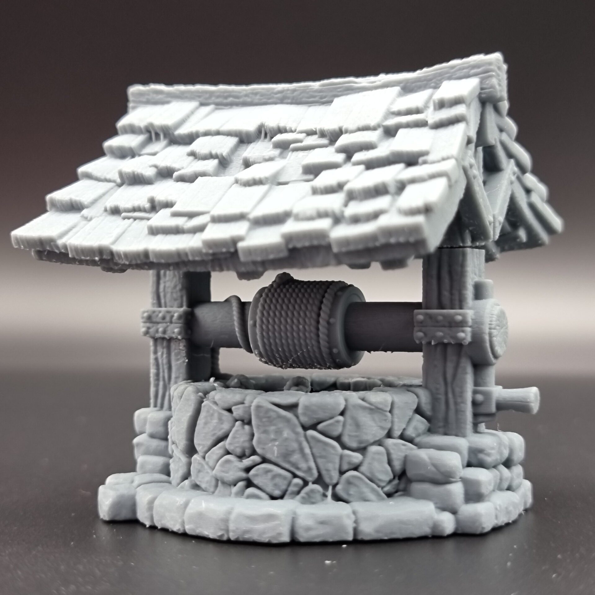 3D resinový výtisk středověké studny se stříškou v šedé barvě
