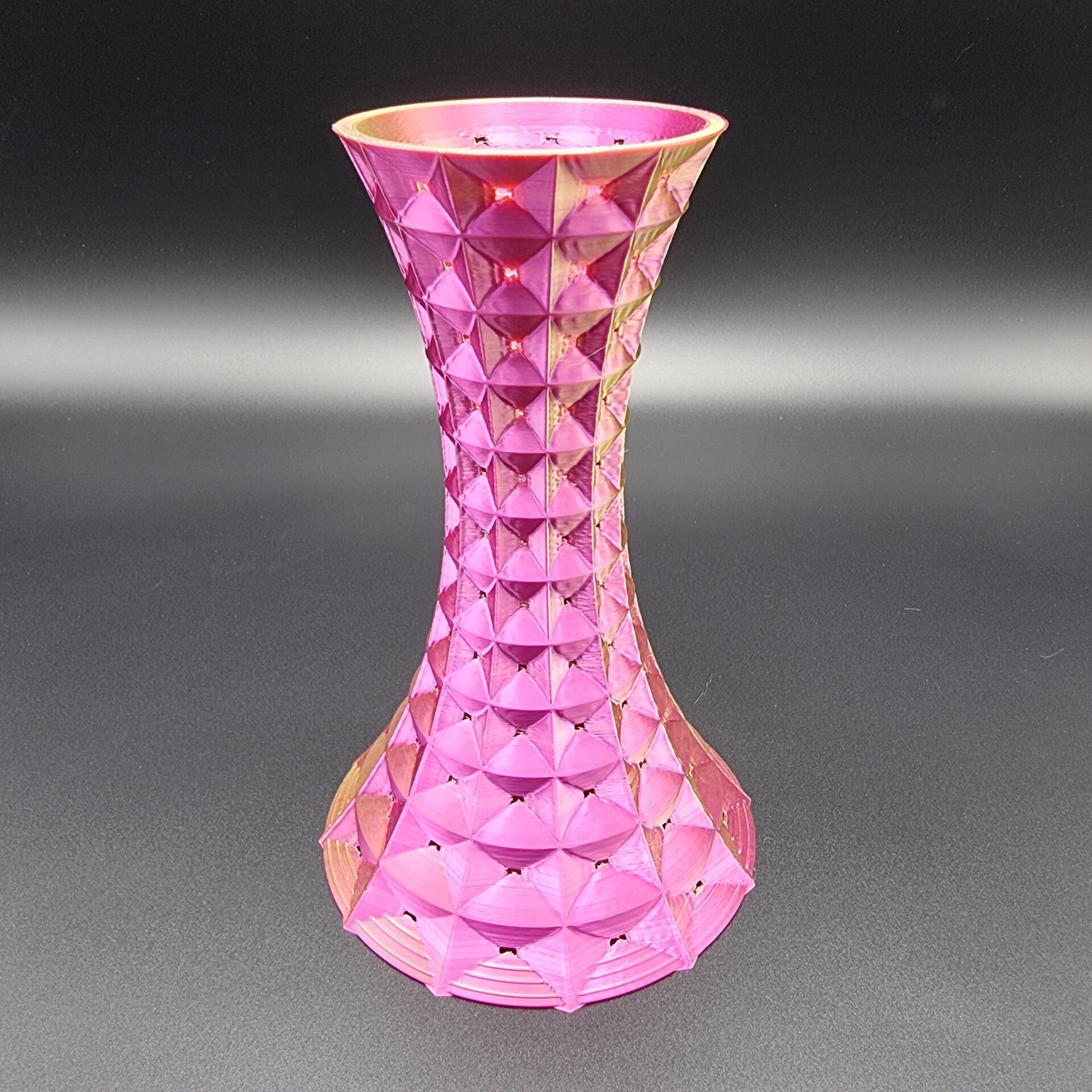 3D vytištěná váza s jehlanovým vzorem v duhové barvě