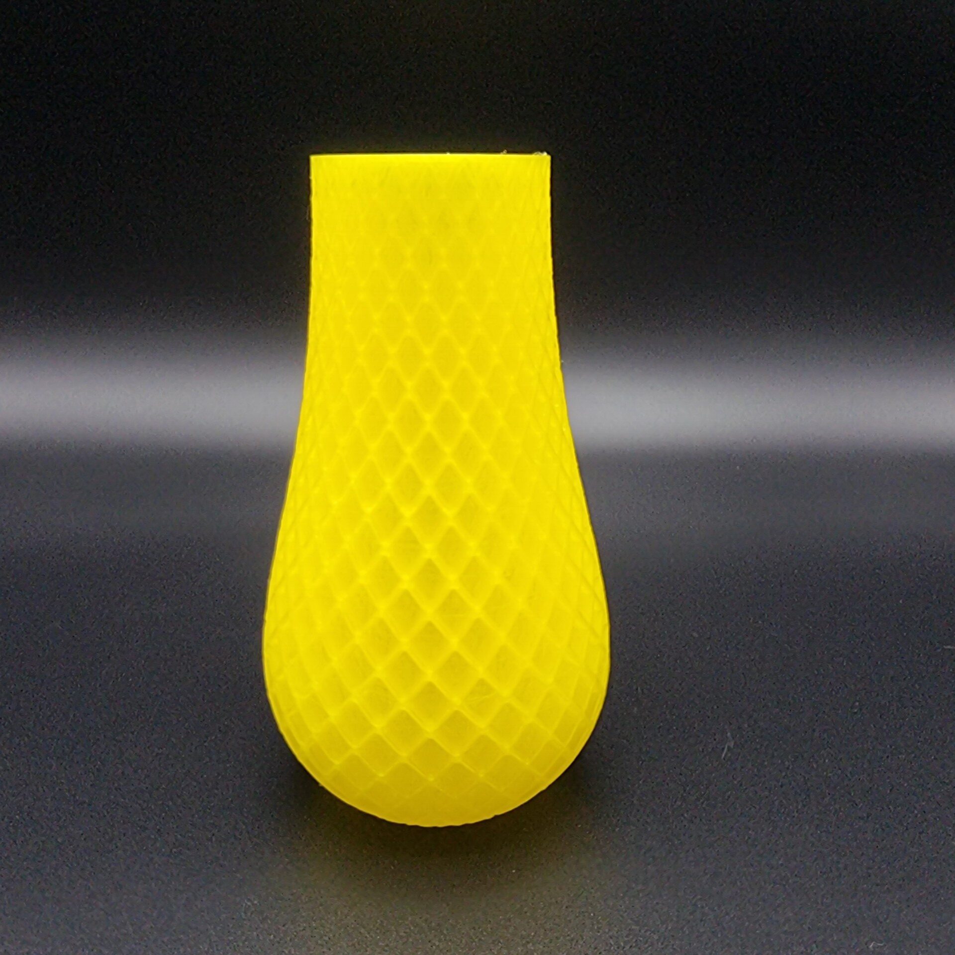 3D výtisk podlouhlé vázy v kosočtvercovém vzoru žluté barvy