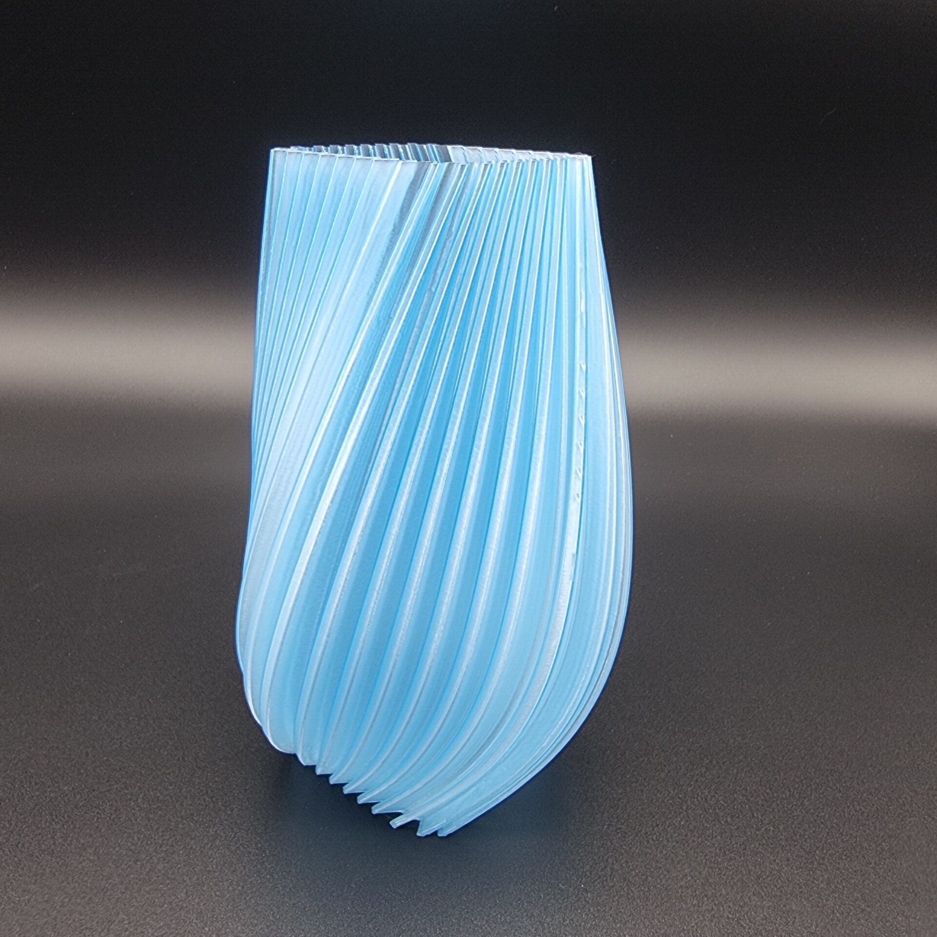 3D vytištěná váza spirálovitého tvaru v modré barvě