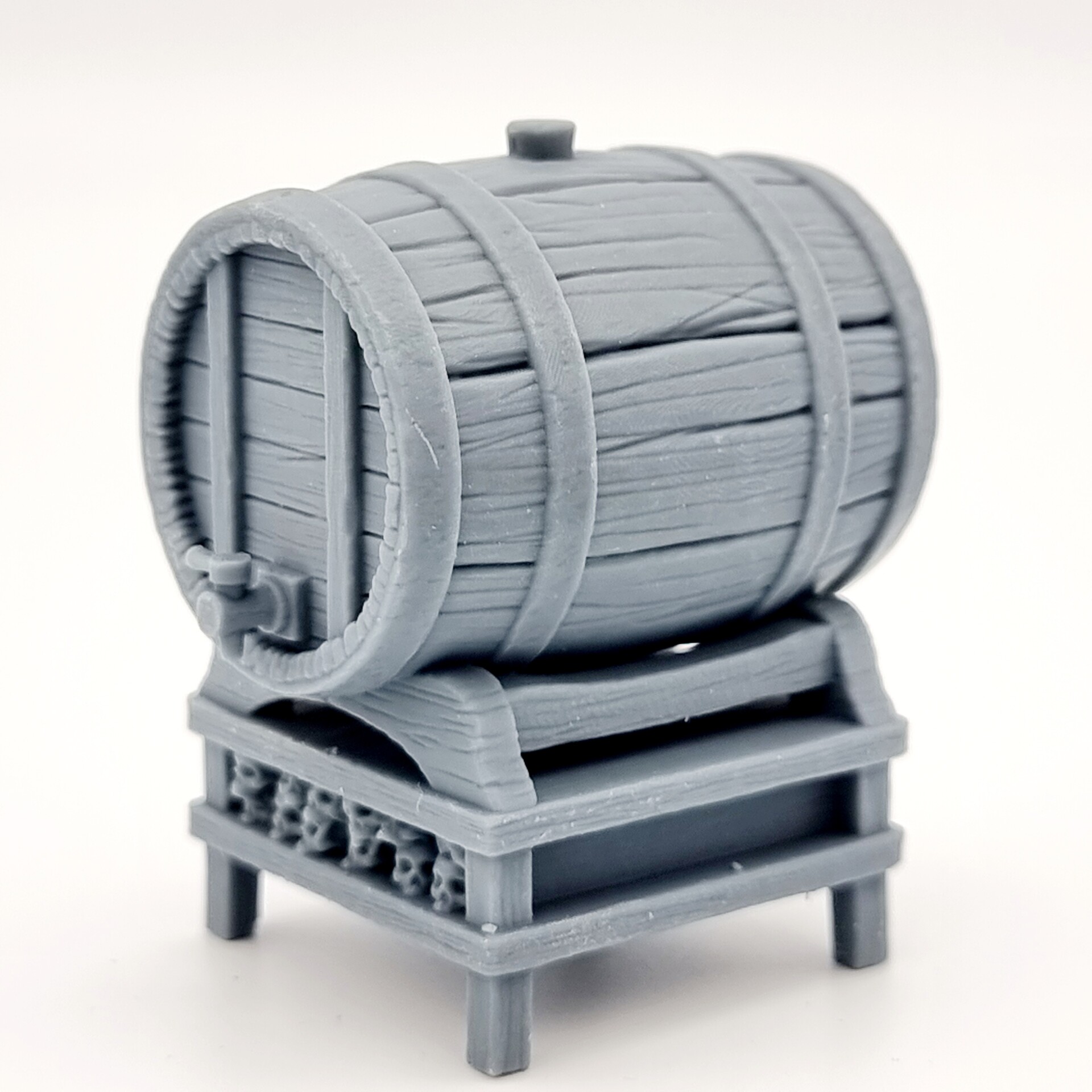 3D resinový výtisk modelu středověkého dřevěného sudu na lihoviny na podstavci v šedé barvě