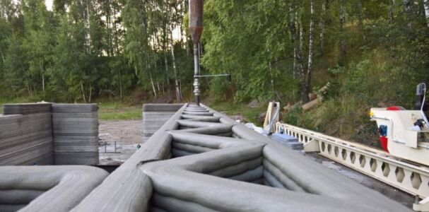 3D Tisk - Stavebnictví 3D vytisknutý dům a jeho vnitřní struktura se záběrem na tiskovou hlavu